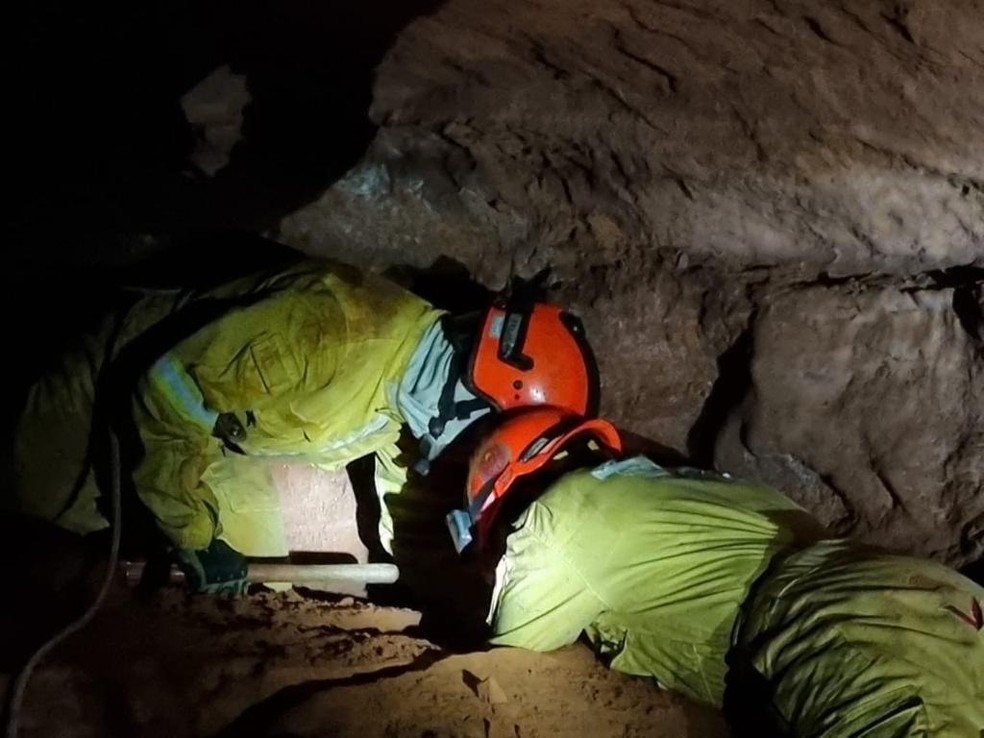 Corpo de Bombeiros trabalha no resgate de bombeiros civis soterrados em gruta em Altinópolis, SP — Foto: Divulgação