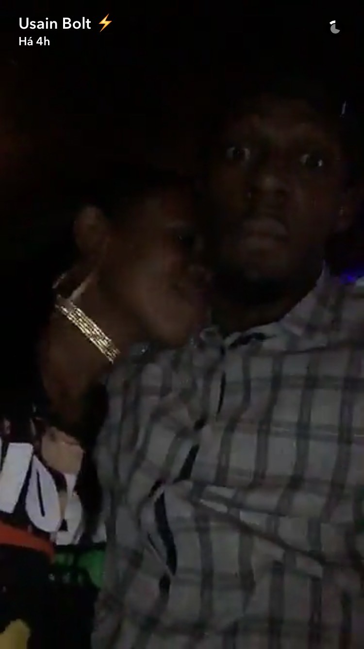 Usain Bolt postou detalhes de sua noitada no Snapchat - e até ganhou um beijo no pescoço de uma das mulheres misteriosas (Foto: Reprodução)
