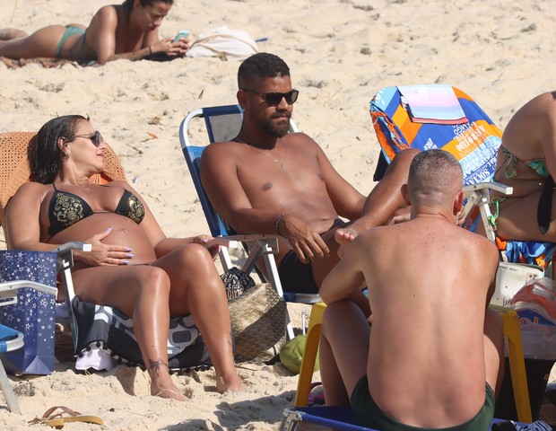 Viviane Araújo e o marido, Guilherme Militão, curtem praia no Rio de Janeiro (Foto: Delson Silva/AgNews)