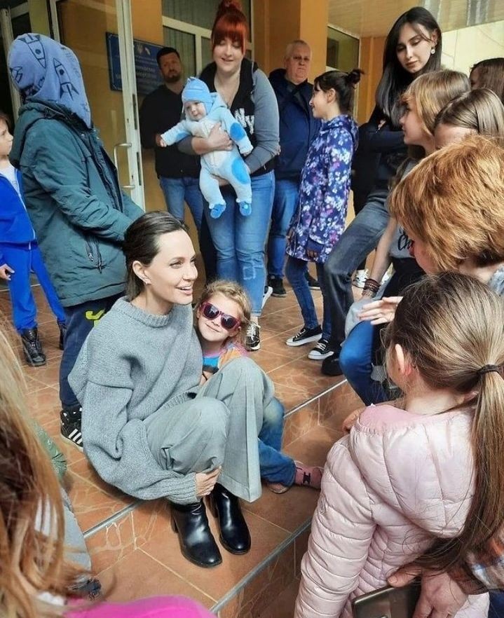 Angelina Jolie visita estação de trem de Lviv, na Ucrânia (Foto: Reprodução / Instagram)