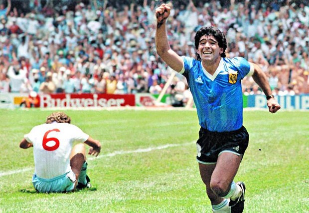 Maradona comemora gol contra a Inglaterra (Foto: Wikimedia Commons)