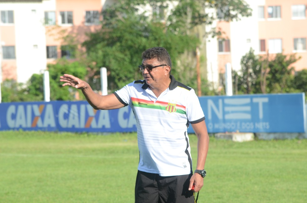 Treinador tenta superar favoritismo como os trabalhos diários — Foto: Elias Auê/Sampaio