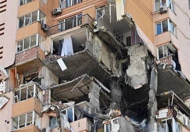 Prédio atingido por míssil em Kiev (26/2): conflito já adentrou áreas urbanas (Foto: Getty Images )