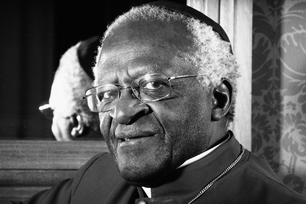LONDON - MARCH 12:  Desmond Tutu (Head of Truth and Reconciliation Committee) poses during a photo call held on March 12, 2004 at Dean's Yard, in London. (Photo by Cambridge Jones/Getty Images) (Foto: Getty Images)