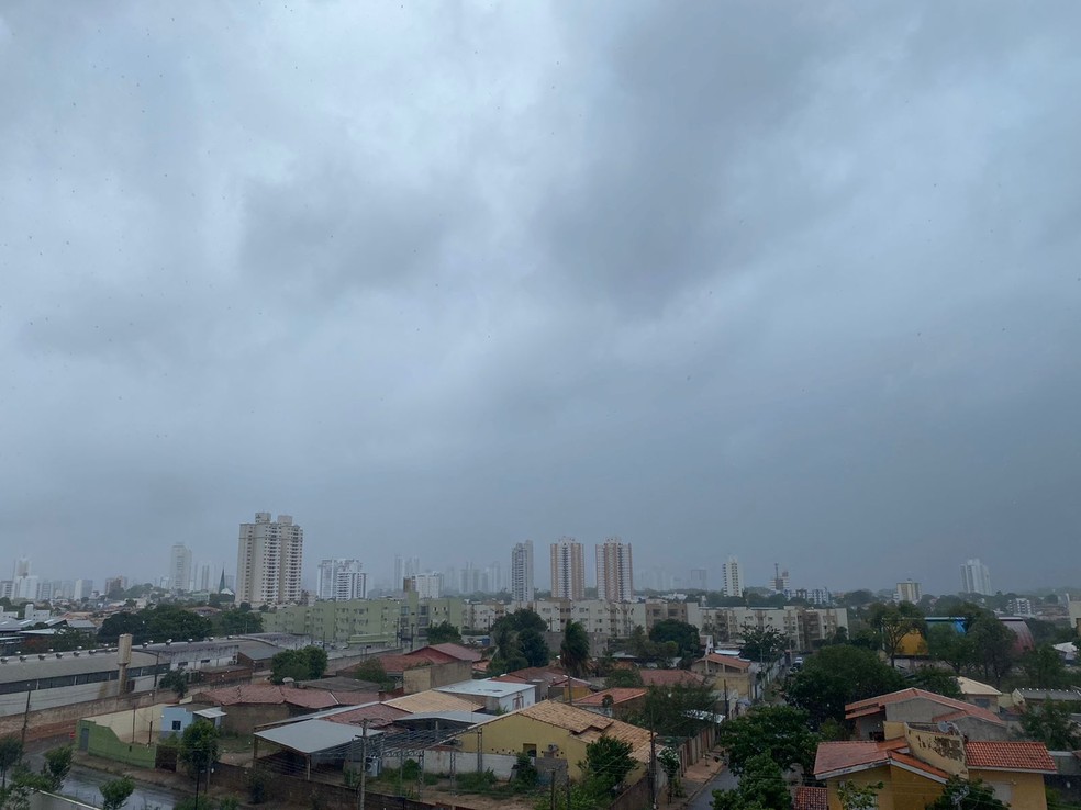 Tempestade atinge região metropolitana nesse domingo (24) — Foto: Arquivo pessoal/Iury Lupaudi