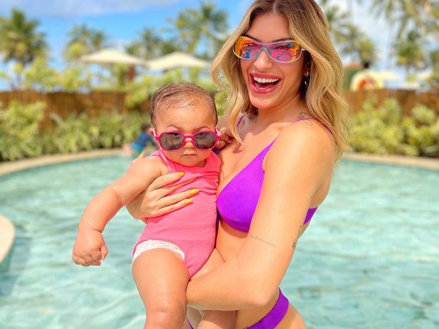 Lore Improta curte dia de piscina com a filha Liz (Foto: Instagram)