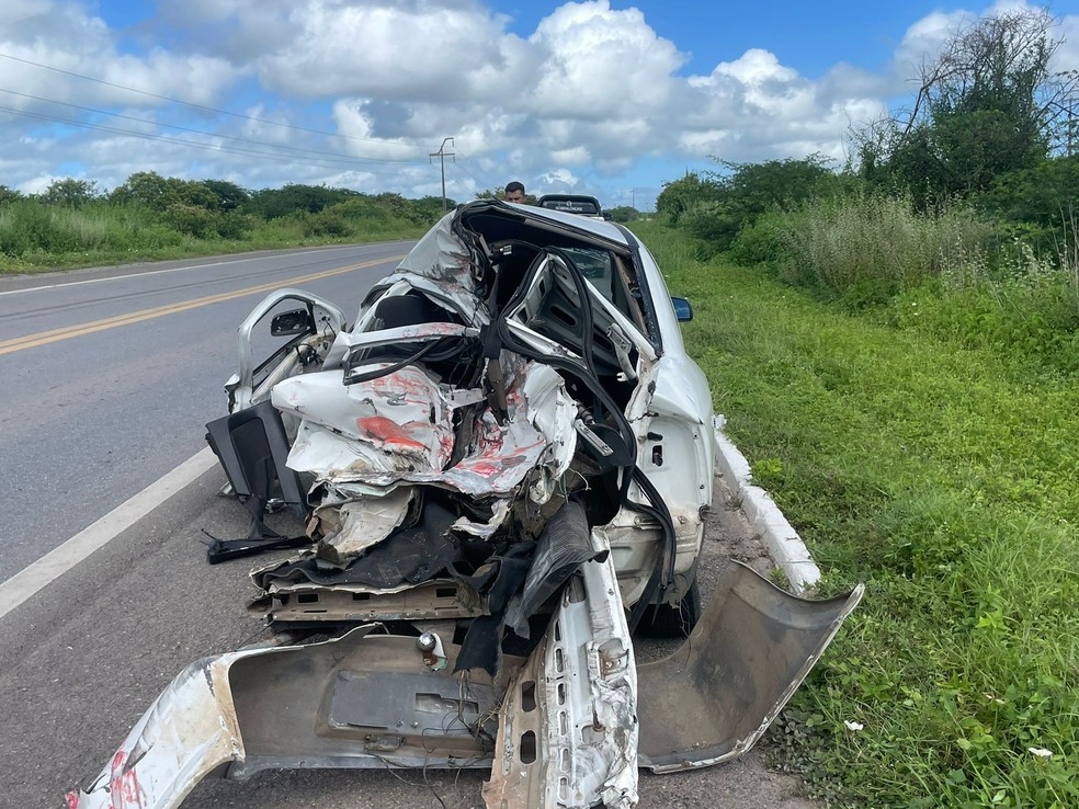 Carro ficou destruído após bater em carreta e caminhão na BR-222, em Sobral, no interior do Ceará. — Foto: Mateus Ferreira/ SVM