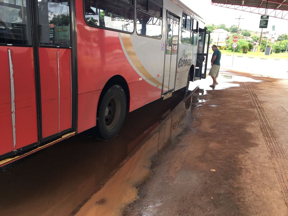 Lama na plataforma prejudica o embarque e o desembarque de passageiros (Foto: Valmir Custódio/G1)