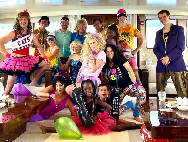Charlize Theron com amigos e familiares em celebração de aniversário (Foto: Reprodução/Instagram)