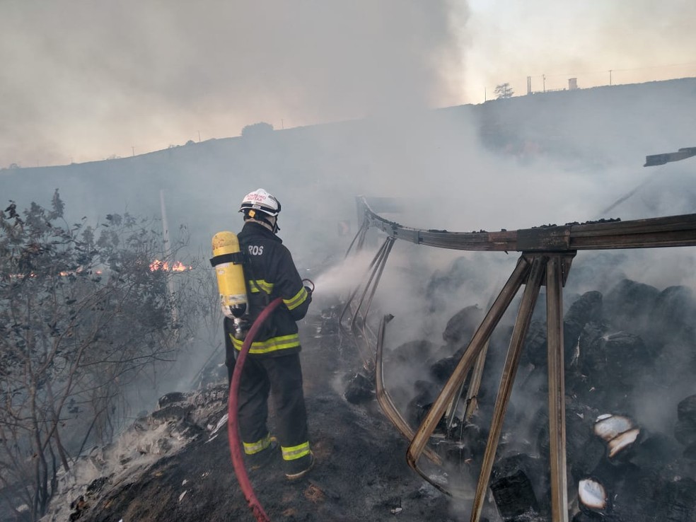 Carreta ficou completamente destruída após pegar fogo — Foto: Corpo de Bombeiros/ Divulgação