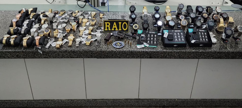 85 relógios avaliados em R$ 51 mil foi recuperado após assalto a ótica em Fortaleza. — Foto: PMCE/Reprodução