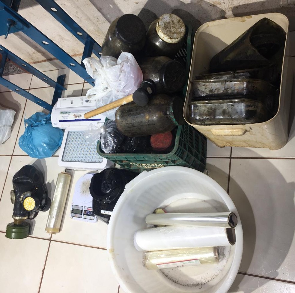 Materiais usado em laboratório caseiro de drogas foram apreendidos em MS — Foto: Graziela Rezende/G1 MS