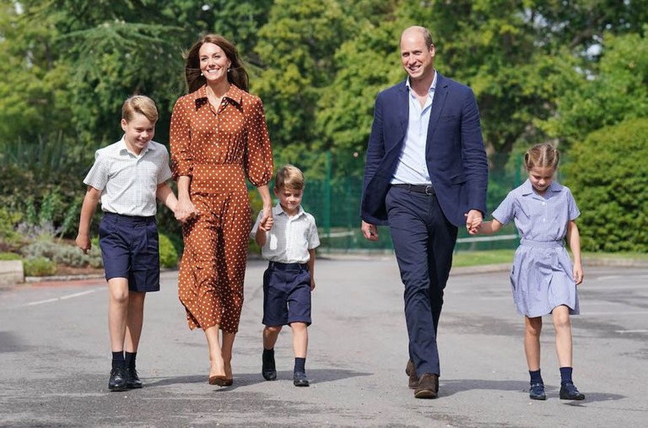 Por que o Príncipe William pediu para  a equipe Real não usar ternos perto de George, Charlotte e Louis?