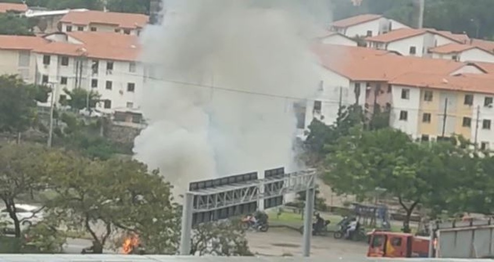 Fumaça de incêndio em veículo pode ser vista de vários pontos dos bairros São João do Tauape e adjacências. — Foto: Reprodução
