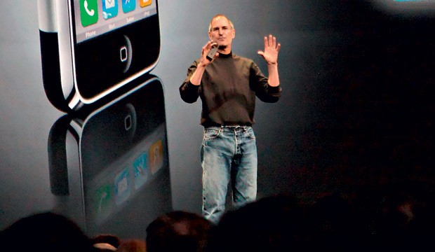 Espelhe-se: Steve Jobs - Na apresentação do primeiro iPhone, ele mostrou com maestria como usar a tecnologia em benefício da apresentação, na medida certa  para valorizar a mensagem  (Foto: Corbis/Latinstock)