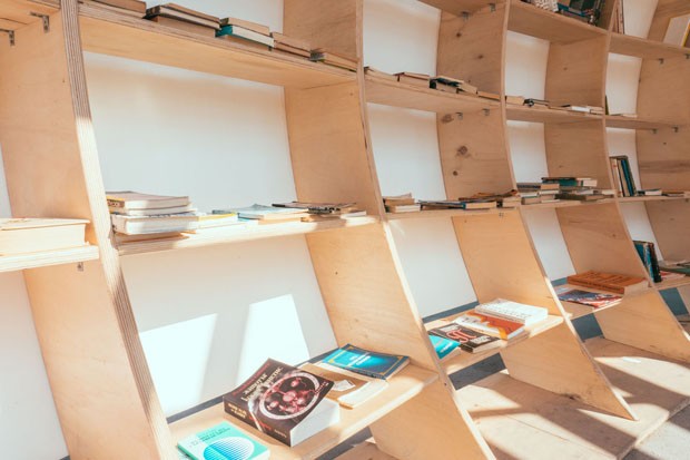 Designer criam “biblioteca de rua” com 240 pedaços de madeira (Foto: Divulgação)