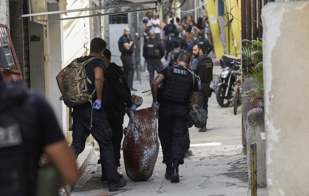 Policiais civis durante a operação no Jacarezinho, Zona Norte do Rio, na manhã desta quinta-feira (6) — Foto: Ricardo Moraes/Reuters