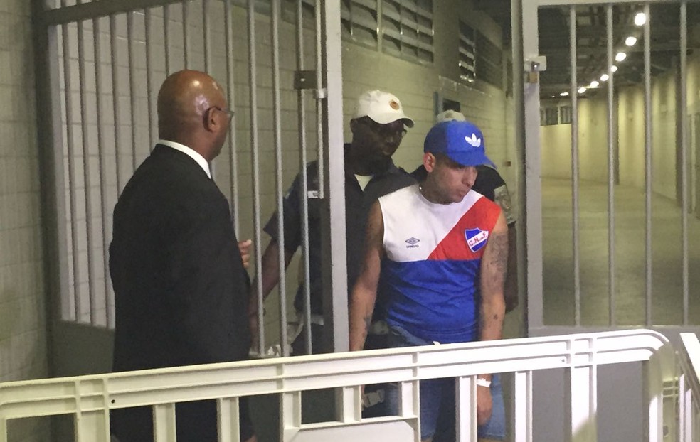 Torcedores do Nacional-URU foram detidos no Nilton Santos (Foto: Marcelo Baltar/GloboEsporte.com)