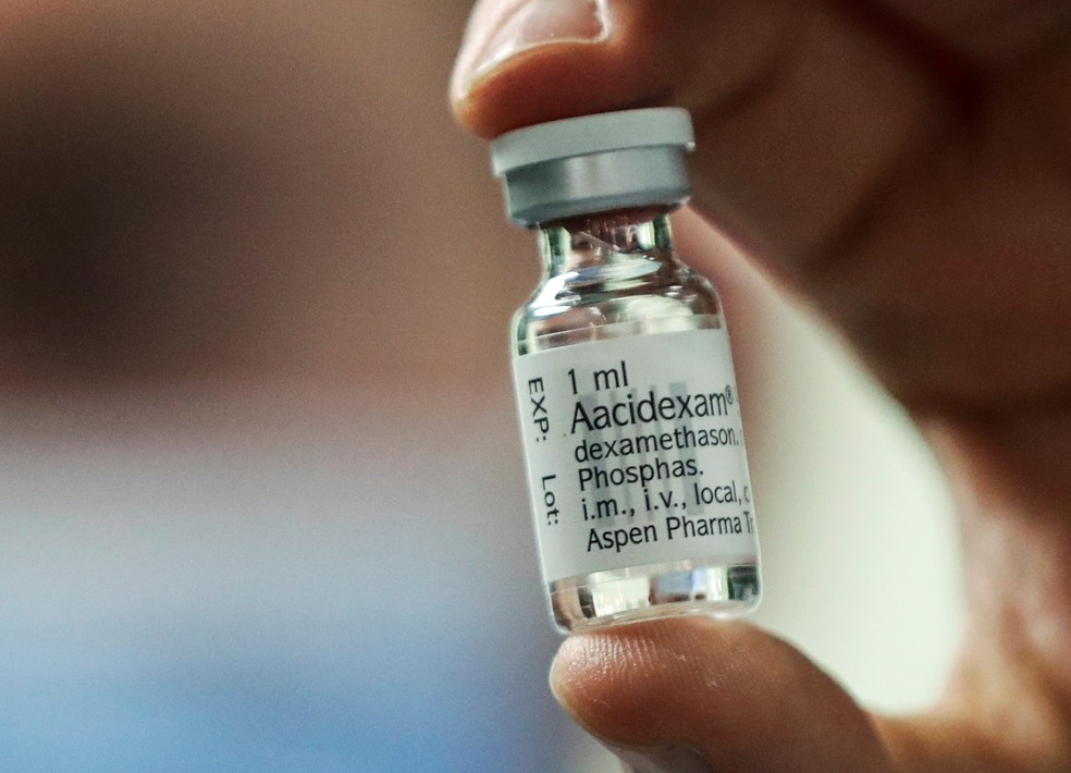 Farmacêutico segura uma ampola de dextametasona em hospital em Bruxelas, na Bélgica, nesta terça (16). — Foto: Yves Herman/Reuters