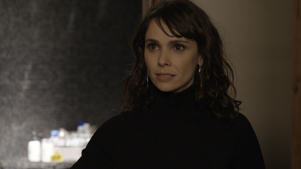 Irene é surpreendida pela polícia (Foto: TV Globo)