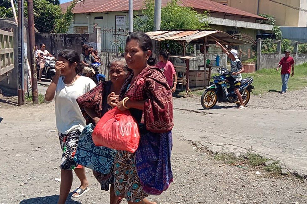 Mulheres saem de suas casas após terremoto na Indonésia, em 14 de dezembro de 2021 — Foto: Antara Foto/Siska/Reuters