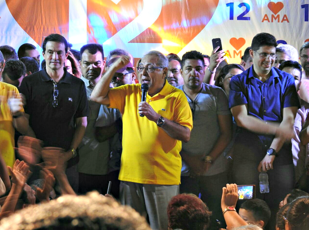 Amazonino Mendes discursa apA?s anA?ncio de vitA?ria (Foto: Adneison Severiano/G1 AM)