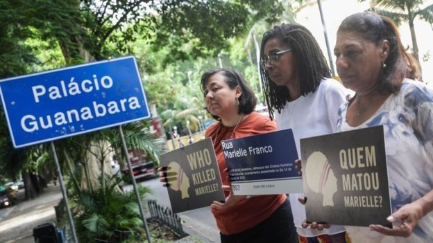 BBC - A mãe de Marielle, Marinete Silva (à dir.), ainda clama por Justiça (Foto: EPA via BBC)