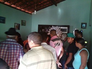 Familiares e amigos se reúnem na casa de vice-prefeito para últimas homenagens (Foto: Valter Gonçalves/Arquivo Pessoal)