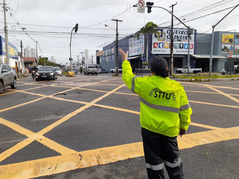 Agente de trãnsito da STTU — Foto: Julianne Barreto/Inter TV Cabugi