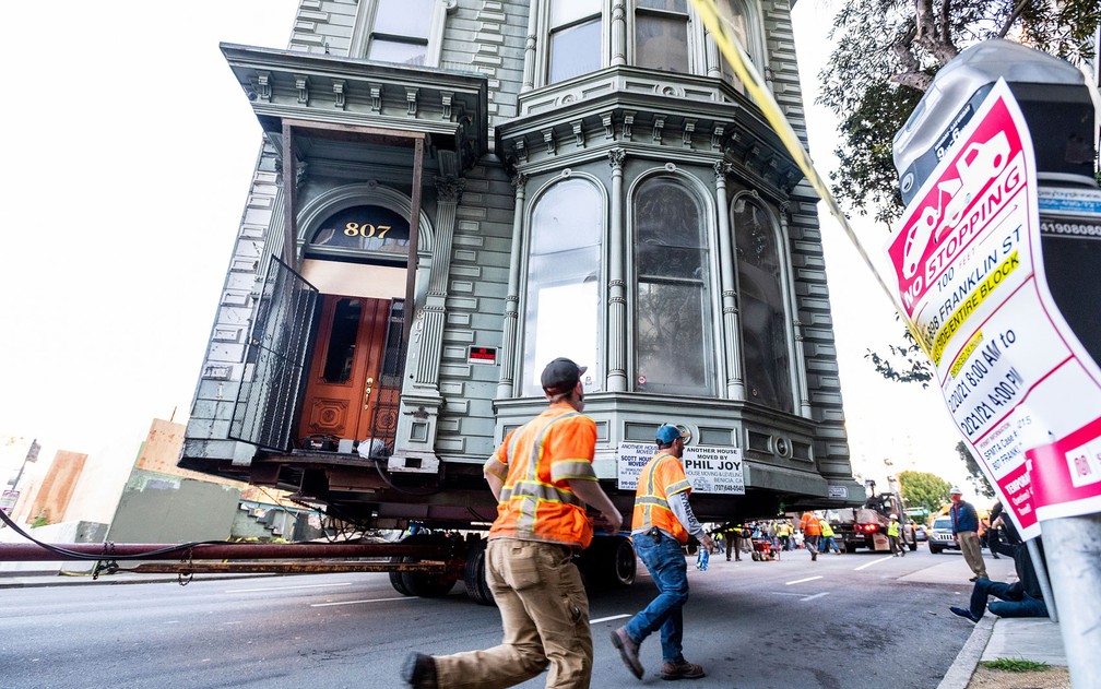 Casa de 139 anos é transportada para mudar de endereço em San Francisco, nos EUA, no domingo (21) — Foto: AP Photo/Noah Berger