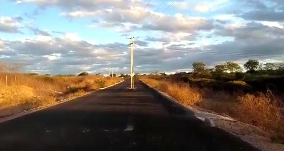 A CE 351, no interior do Ceará, passou por obras de execução e foi asfaltada com um poste elétrico na rodovia. — Foto: Reprodução