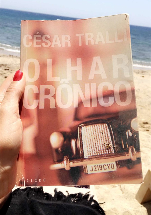 Ticiane Pinheiro mostra sua leitura de férias: Olhar Crônico, de César Tralli (Foto: Reprodução)