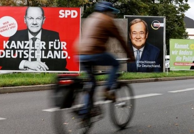 Cartazes de propaganda eleitoral na Alemanha: social-democrata Olaf Scholz (no cartaz vermelho) é favorito no pleito do dia 26 (Foto: Reuters via BBC News Brasil)