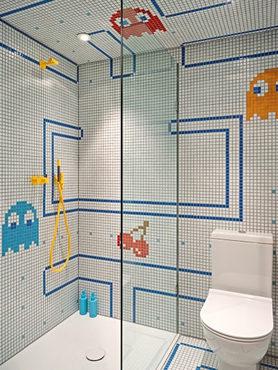 Para o projeto, a designer Clare Gaskin apostou em pastilhas na parede e no piso do banheiro (Foto: Nick Smith / Reprodução )