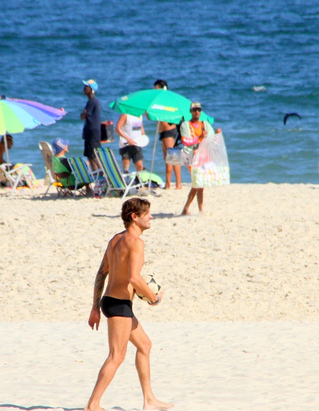 Dado Dolabella joga altinha na praia de Ipanema (Foto: Daniel Delmiro/AgNews)