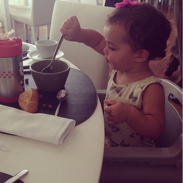 Helena tomando café da manhã sozinha (Foto: Reprodução/Instagram)