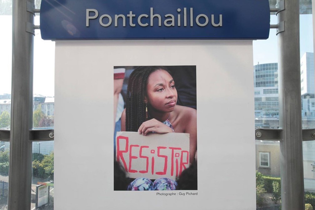 Foto de Guy Pichard feita durante ato em homenagem a Marielle Franco no Rio de Janeiro é exibida em metrô de Rennes, na França — Foto: Guy Pichard