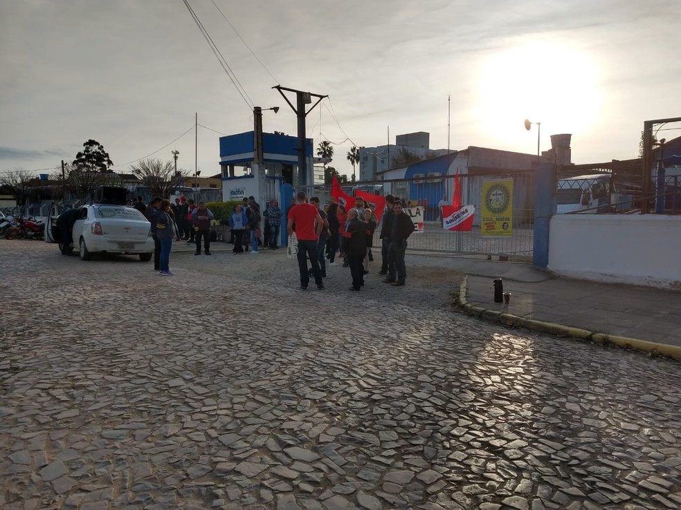 BAGÉ, 8h30: Grupo bloqueia a saída das garagens dos ônibus — Foto: Roberta Mércio/RBS TV