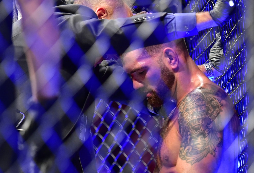 Chris Weidman fica desloado após ser nocauteado por Ronaldo Jacaré no UFC 230 — Foto: Jason Silva