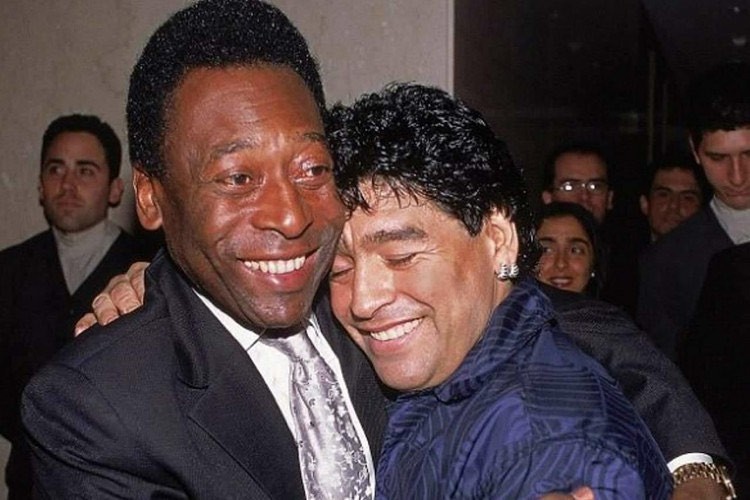 Pelé e Maradona, em foto publicada pelo ídolo brasileiro um ano após a morte do craque argentino — Foto: Reprodução/Instagram