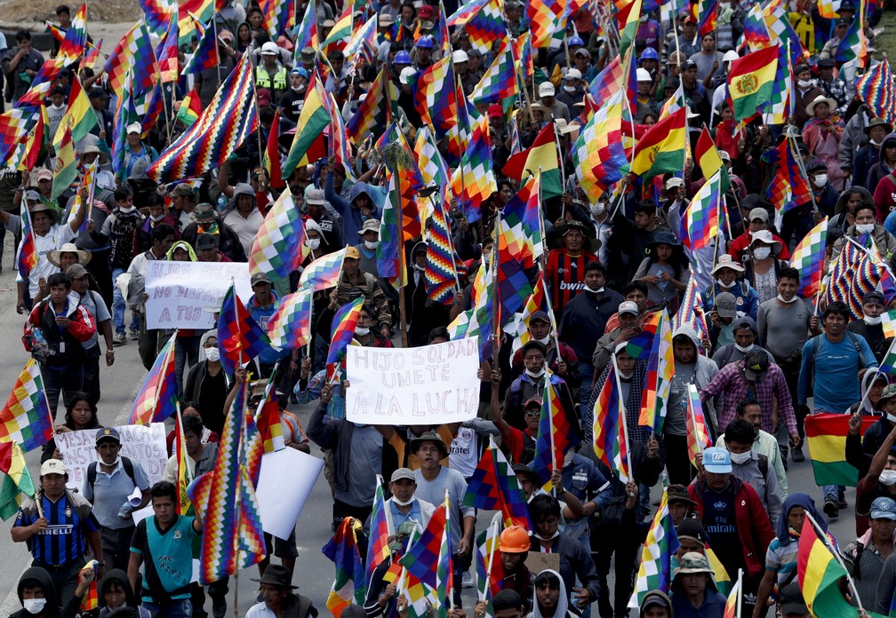 Manifestantes favoráveis a Evo Morales protestam em Cochabamba, na Bolívia, nesta segunda-feira (18) — Foto: Natacha Pisarenko/AP Photo