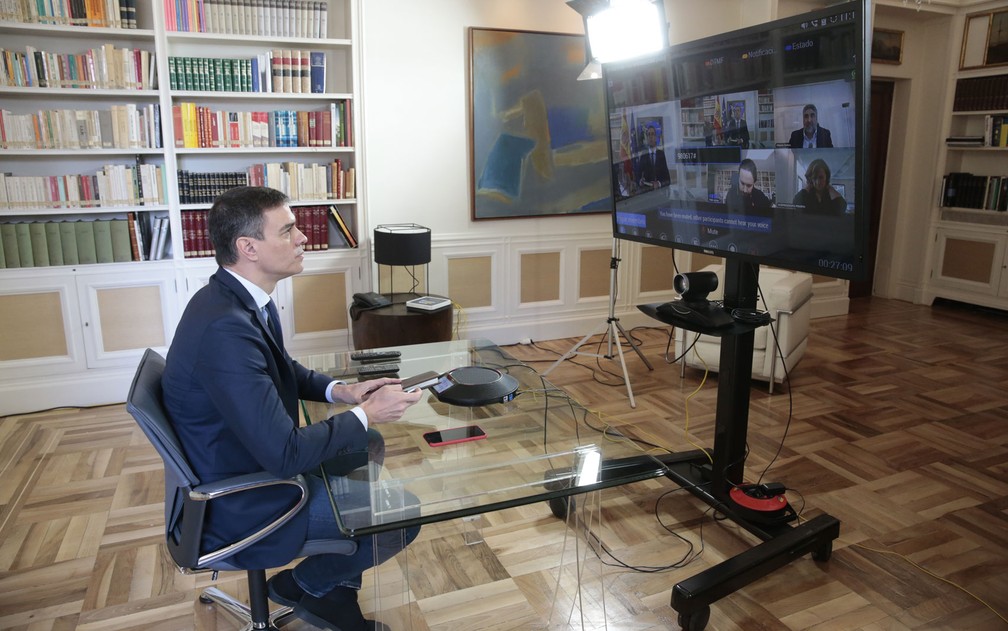 O primeiro-ministro da Espanha, Pedro Sánchez, participa de videoconferência com ministros sobre coronavírus, no Palácio Moncloa, em Madri, na sexta-feira (13) — Foto: Jose Maria Cuadrado Jimenez/La Moncloa/AFP