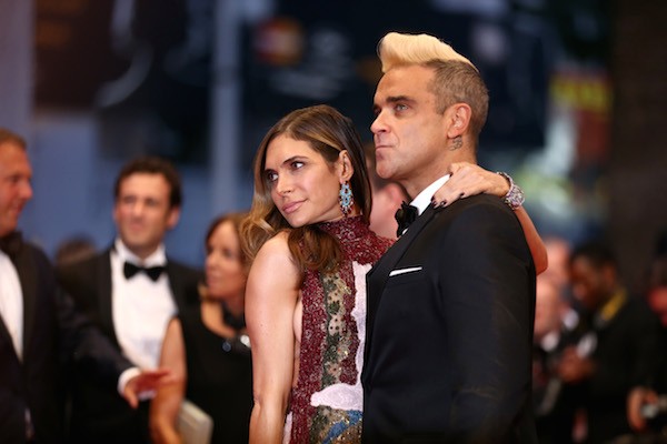 O músico Robbie Williams com sua esposa, a atriz Ayda Fields (Foto: Getty Images)