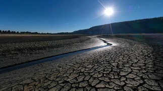 Na França, seca afetou o Lac de l'Entonnoir, em Bouverans, no Oeste do país — Foto: Sebastien Bozon/AFP