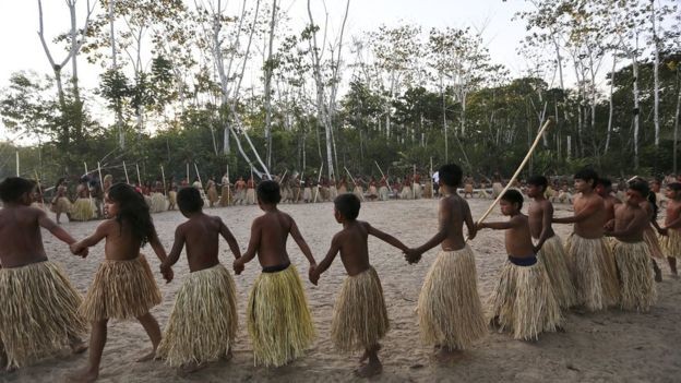 Ainda nos anos 1980, índios Yawanawá informaram-se sobre seus direitos e voltaram às aldeias para por fim à exploração que sofriam à época (Foto: SÉRGIO VALE/SECOM-AC, via BBC News Brasil)