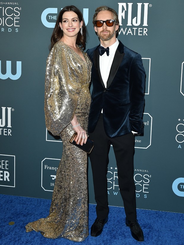Anne Hathaway e o marido, Adam Shulman no Critics Choice Awards, que aconteceu no último 12 de janeiro (Foto: Getty Images)