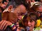 Menino canta com Bruce Springsteen (Reprodução)