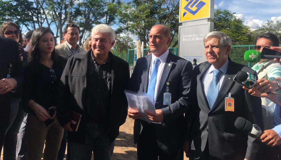 Os futuros ministros do governo Bolsonaro - Marcos Pontes, Onyx Lorenzoni e general Augusto Heleno - na entrada do Centro Cultural Banco do Brasil, em Brasília — Foto: Guilherme Mazui/G1