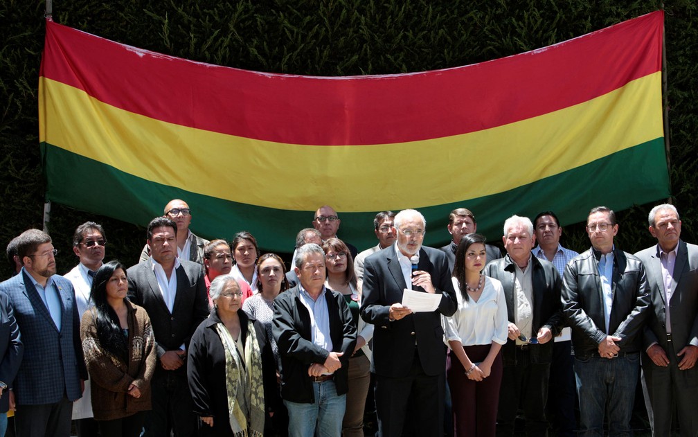 O candidato à presidência da Bolívia Carlos Mesa lê declaração do Comitê de Defesa da Democracia, escrito por líderes de oposição, em La Paz, na quinta-feira (24) — Foto: Reuters/ Manuel Claure