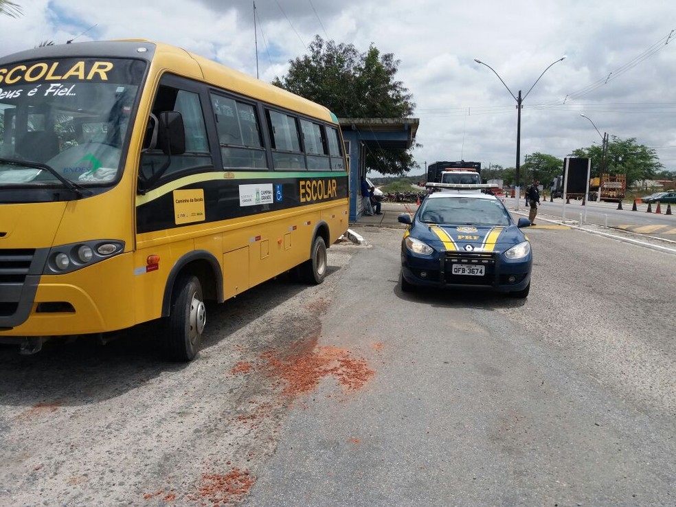 Motorista é preso pela PRF por dirigir bêbado ônibus escolar com 15 crianças (Foto: Divulgação/ Polícia Rodoviária Federal)